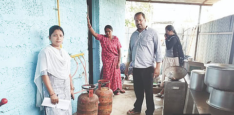 ಅರಕಲಗೂಡು ತಾಲೂಕಿನ ರಾಮನಾಥಪುರ ಹೊಂಗನಸು ಫ್ಯಾಮಿಲಿ ರೆಸ್ಟೋರೆಂಟ್ ನಲ್ಲಿ ಗೃಹೋಪಯೋಗಿ ಅಡುಗೆ ಅನಿಲದ ಸಿಲಿಂಡಗ್‌ಳನ್ನು ವಾಣಿಜ್ಯ ಉದ್ದೇಶಕ್ಕಾಗಿ ಬಳಸುತ್ತಿರುವುದು ಕಂಡು ಬಂದ ಹಿನ್ನೆಲೆಯಲ್ಲಿ ಆಹಾರ ಇಲಾಖೆ ಶಿರಸ್ತೇದಾರ್ ಮಂಜು, ರೂಪಾ ದಾಳಿ ನಡೆಸಿ ವಶಕ್ಕೆ ಪಡೆದರು.