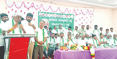 ಅರಸೀಕೆರೆ ನಗರದಲ್ಲಿ ನಡೆದ ಜೆಡಿಎಸ್ ಕಾರ್ಯಕರ್ತರ ಸಭೆಯಲ್ಲಿ ಎಚ್. ಡಿ.ರೇವಣ್ಣ ಮಾತನಾಡಿದರು.  ಜಿ.ಎಸ್, ಪರಮೇಶ್ವರಪ್ಪ, ಕೆ.ಎಸ್ .ಲಿಂಗೇಶ್, ಎನ್. ಆರ್. ಸಂತೋಷ್, ರಾಜಣ್ಣ, ಕುಮಾರ್, ಗಂಗಾಧರ್, ಶೇಖರಪ್ಪ ಇತರರಿದ್ದಾರೆ.