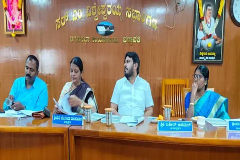 ಭದ್ರಾವತಿ ನಗರಸಭೆ ಸಾಮಾನ್ಯ ಸಭೆಯಲ್ಲಿ ಅಧ್ಯಕ್ಷೆ ಗೀತಾ ರಾಜ್‌ಕುಮಾರ್, ಉಪಾಧ್ಯಕ್ಷ ಬಷೀರ್ ಅಹಮದ್, ಸ್ಥಾಯಿ ಸಮಿತಿ ಅಧ್ಯಕ್ಷೆ ಪ್ರೇಮಾ ಬದರಿನಾರಾಯಣ, ಪೌರಾಯುಕ್ತ ಕೆ.ಎನ್.ಹೇಮಂತ್ ಇದ್ದರು.