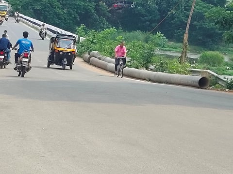 ಭದ್ರಾವತಿ ಸಿದ್ದಾರೂಢನಗರಕ್ಕೆ ಸಾಗುವ ಹೊಸಸೇತುವೆ ಮೇಲೆ ಸಂಚಾರಕ್ಕೆ ಅಡ್ಡಿಯಾಗಿರುವ ಪೈಪ್​ಗಳು.