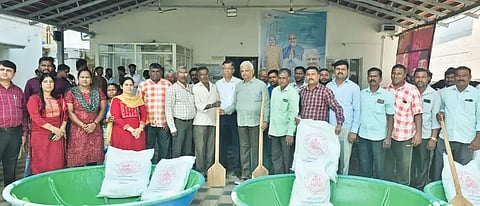 ಭದ್ರಾವತಿ ತಾಲೂಕಿನ ಮೀನುಗಾರರಿಗೆ ಶಾಸಕ ಬಿ.ಕೆ.ಸಂಗಮೇಶ್ವರ್ ತೆಪ್ಪ, ಅರಿಗೋಲು ಸೇರಿದಂತೆ ಮೀನುಗಾರಿಕಾ ಪರಿಕರಗಳನ್ನು ವಿತರಿಸಿದರು. ಷಡಕ್ಷರಿ, ಶಿವಕುಮಾರ್, ಬಿ.ಎಸ್.ಗಣೇಶ್, ಕೆ.ಮುರುಗನ್ ಹಲವರಿದ್ದರು.