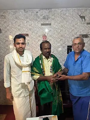 ಬಾಳೆಹೊನ್ನೂರಿನ ಕೆಮ್ಮಣ್ಣು ಕಾಮಧೇನು ಗೋಸೇವಾ ಕೇಂದ್ರದಲ್ಲಿ ಎನ್.ರವಿಕುಮಾರ್ ಅವರನ್ನು ಗೋಶಾಲೆಯಿಂದ ಗೌರವಿಸಲಾಯಿತು. ನಾಗೇಶ್ ಆಂಗೀರಸ, ಶ್ರೀರಾಮ್ ಆಂಗೀರಸ ಇದ್ದರು.