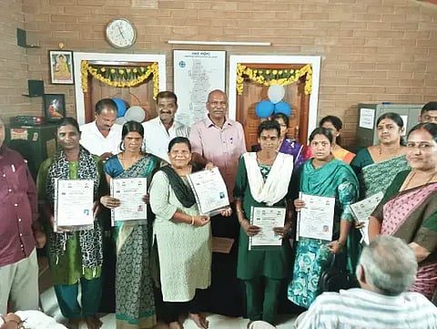 ಬಾಳೆಹೊನ್ನೂರಿನಲ್ಲಿ ನೂತನ ನಾಡಕಚೇರಿ ಉದ್ಘಾಟನೆ ಕಾರ್ಯಕ್ರಮದಲ್ಲಿ ಬಂಡಿಮಠದ 9 ಫಲಾನುಭವಿಗಳಿಗೆ ನಿವೇಶನದ ಹಕ್ಕುಪತ್ರವನ್ನು ಶಾಸಕ ಟಿ.ಡಿ.ರಾಜೇಗೌಡ ಉದ್ಘಾಟಿಸಿದರು. ನೂರುಲ್ ಹುದಾ, ಚಂದ್ರಮ್ಮ, ಇ.ಸಿ.ಜೋಯಿ, ಹೇಮಲತಾ, ನಟರಾಜ್, ಜುಬೇದಾ, ರವಿಚಂದ್ರ ಇದ್ದರು.