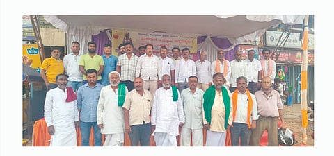 ಬೈಲಹೊಂಗಲದಲ್ಲಿ ಹಮ್ಮಿಕೊಂಡಿರುವ ಧರಣಿಗೆ ಪುಟ್ಯಕೋಟಿ ಯುವಕ ಸಂಘದ ಸದಸ್ಯರು ಬೆಂಬಲ ವ್ಯಕ್ತಪಡಿಸಿದರು. ಮಂಜುನಾಥ ಮರಿಶೆಟ್ಟಿ, ನಾಗಪ್ಪ ಸಂಗೊಳ್ಳಿ, ಬಸವರಾಜ ನೇಸರಗಿ, ಬಿ.ಎಂ.ಚಿಕ್ಕನಗೌಡರ, ಬೀರಪ್ಪ ದೇಶನೂರ ಇದ್ದರು.