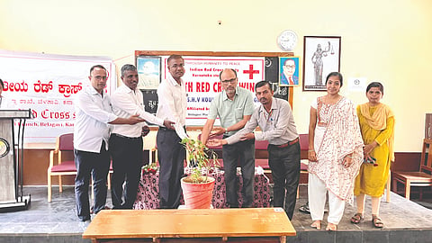 ಬೈಲಹೊಂಗಲ ಕೆಆರ್​ಸಿಇಎಸ್​ ಎಚ್​.ವಿ.ಕೌಜಲಗಿ ಕಾನೂನು ಮಹಾವಿದ್ಯಾಲಯದಲ್ಲಿ ಹಮ್ಮಿಕೊಂಡಿದ್ದ ಆರೋಗ್ಯ ಜಾಗೃತಿ ಹಾಗೂ ತಪಾಸಣೆ ಕಾರ್ಯಕ್ರಮವನ್ನು ಡಾ.ಸಂಜಯ.ಸಿದ್ದಣ್ಣವರ ಉದ್ಘಾಟಿಸಿದರು. ಪ್ರಕಾಶ ಪಾಟೀಲ, ಡಿ.ಬಿ. ನರಗುಂದ ಜೋಸೆಫ್​ ಅಂಬೋಜ, ಎಂ.ಎಸ್​.ಪಟ್ಟಣಶೆಟ್ಟಿ, ಪದ್ಮಶ್ರೀ ಪಾಟೀಲ ಇತರರಿದ್ದರು.