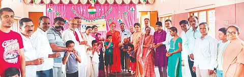 ಬೈಲಹೊಂಗಲದ ಕಾರ್ಮೆಲ್ ವಿದ್ಯಾವಿಕಾಸ ಬುದ್ಧಿಮಾಂದ್ಯ ಶಾಲಾ ಮಕ್ಕಳಿಗೆ ಗಣ್ಯರು ಹಣ್ಣು-ಹಂಪಲು ವಿತರಿಸಿದರು. ಬಸವಲಿಂಗ ಶ್ರೀಗಳು, ಸಿದ್ಧಾರೂಢ ಶರಣರು, ಬಸವರಾಜ ಜನ್ಮಟ್ಟಿ, ಶೋಭಾ ಛಬ್ಬಿ ಇತರರಿದ್ದರು.