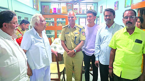 ಡಿಜಿಪಿ ಅಲೋಕ್‌ಕುಮಾರ ಬೈಲಹೊಂಗಲದಲ್ಲಿ ಮಾಜಿ ಸಚಿವ ಶಿವಾನಂದ ಕೌಜಲಗಿ ಅವರ ನಿವಾಸಕ್ಕೆ ಭೇಟಿ ನೀಡಿ ಯೋಗಕ್ಷೇಮ ವಿಚಾರಿಸಿದರು. ಕುತುಬುದ್ದೀನ್ ಮುಲ್ಲಾ, ಉಮೇಶ ಬೊಳೆತ್ತಿನ ಇತರರಿದ್ದರು.