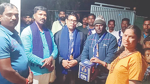 ಆರ್ಥಿಕ ಸಹಯೋಗ ದಿವಸ್ ಆಂದೋಲನದ ಅಂಗವಾಗಿ ಬಿಎಸ್ಪಿ ಪದಾಧಿಕಾರಿಗಳು ಬಿಕ್ಕೋಡು ಸಮೀಪದ ಗ್ರಾಮವೊಂದರಲ್ಲಿ ಪಕ್ಷ ಸಂಘಟನೆಗಾಗಿ ಆರ್ಥಿಕ ಸಹಕಾರ ನೀಡುತ್ತಿರುವುದು.