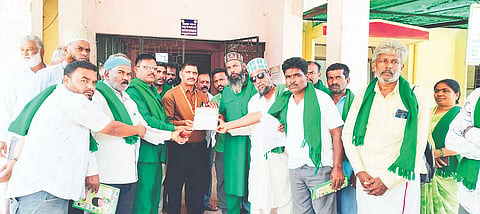 ಬೇಲೂರು ತಾಲೂಕಿನ ಐದಳ್ಳ ಕಾವಲಿನ ಸರ್ಕಾರಿ ಭೂಮಿಯನ್ನು ಬಡ ರೈತರಿಗೆ ಹಂಚಿಕೆ ಮಾಡುವಂತೆ ಆಗ್ರಹಿಸಿ ರೈತ ಸಂಘದ ಕಾರ್ಯಕರ್ತರು ತಾಲೂಕು ಕಚೇರಿ ಮುಂದೆ ಪ್ರತಿಭಟಿಸಿ ಶಿರಸ್ತೇದಾರ್ ರಂಗಸ್ವಾಮಿ ಮೂಲಕ ಸರ್ಕಾರಕ್ಕೆ ಮನವಿ ಸಲ್ಲಿಸಿದರು.