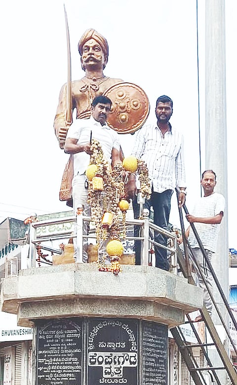 ಅರಕಲಗೂಡು ಪಟ್ಟಣದಲ್ಲಿರುವ ನಾಡಪ್ರಭು ಕೆಂಪೇಗೌಡರ ಪ್ರತಿಮೆ ಮೇಲಿದ್ದ ಒಣಗಿದ ಹೂವಿನ ಹಾರಗಳನ್ನು ತೆರವುಗೊಳಿಸಲಾಯಿತು. ಎ.ಆರ್.ಅಶೋಕ್, ಬಿ.ಸಿ.ಉಮೇಶ್, ಪಾಂಡುರಂಗ, ಲೋಹಿತ್ ಇದ್ದರು.