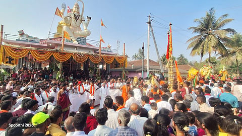 ಬೇಲೂರು ತಾಲೂಕಿನ ಬಿಕ್ಕೋಡು ಹೋಬಳಿಯ ಪಡುವಳಲು ಗ್ರಾಮದಲ್ಲಿ ನಡೆದ ಶ್ರೀ ಬಸವೇಶ್ವರಸ್ವಾಮಿ ಜಾತ್ರಾ ಮಹೋತ್ಸದ ಅಂಗವಾಗಿ ಮಂಗಳವಾರ ಸಾವಿರಾರು ಭಕ್ತರು ಸಂಗಮಿಸಿದ್ದರು. 