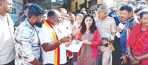ವಾಸದ ಮನೆಗಳನ್ನು ತೆರವುಗೊಳಿಸದಂತೆ ದೇವರಾಜಪುರ ಗ್ರಾಮಸ್ಥರು ಜಿಲ್ಲಾಧಿಕಾರಿ ಲತಾ ಕುಮಾರಿ ಅವರಿಗೆ ಮನವಿ ಪತ್ರ ಸಲ್ಲಿಸಿದರು.