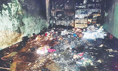 ಬೇಲೂರು ಪಟ್ಟಣದ ಹೊಳೆ ಬೀದಿಯ ಬಟ್ಟೆ ಅಂಗಡಿಯಲ್ಲಿದ್ದ ಪೀಠೋಪಕರಣಗಳು, ಬಟ್ಟೆ ಸುಟ್ಟು ಕರಕಲಾಗಿರುವುದು.