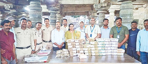 ಶ್ರೀ ಚನ್ನಕೇಶವಸ್ವಾಮಿ ದೇಗುಲದ ಹಂಡಿ ಹಣ ಎಣಿಕೆ ಸಂದರ್ಭ ಸಿಕ್ಕ ಹಣದೊಂದಿಗೆ ಮುಜರಾಯಿ ತಹಸೀಲ್ದ್ದಾರ್ ಲತಾ ಸೇರಿದಂತೆ ಅಧಿಕಾರಿಗಳು ಮತ್ತು ಸಿಬ್ಬಂದಿ ಇದ್ದರು.