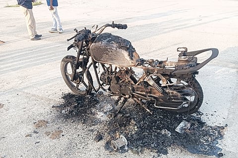 ಬೇಲೂರು ಪಟ್ಟಣದ ನರಸೇಗೌಡ ಕಾಂಪೌಂಡ್‌ನ ಯುರೋಕಿಡ್ ಸಮೀಪದ ಮನೆ ಮುಂದೆ ನಿಲ್ಲಿಸಿದ್ದ ಎರಡು ಬೈಕ್‌ಗಳನ್ನು ಕಳ್ಳತನ ಮಾಡಿದ ಕಳ್ಳರು ಮತ್ತೊಂದು ಬೈಕ್‌ಗೆ ಬೆಂಕಿ ಹಚ್ಚಿರುವುದು. ಮತ್ತೊಂದು ಬೈಕನ್ನು ಸಮೀಪದಲ್ಲೇ ಬಿಟ್ಟು ಹೋಗಿರುವುದು.