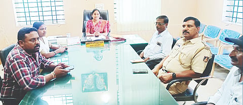 ಬೇಲೂರು ಪಟ್ಟಣದ ಪುರಸಭೆ ಕೊಠಡಿಯಲ್ಲಿ ಆಯೋಜಿಸಿದ್ದ ಸಭೆಯಲ್ಲಿ ಪುರಸಭೆ ಅಧ್ಯಕ್ಷೆ ಉಷಾ ಸತೀಶ್, ಪೊಲೀಸ್ ಇನ್‌ಸ್ಪೆಕ್ಟರ್ ರೇವಣ್ಣ, ಬಸವರಾಜು ಶಿಗ್ಗಾವಿ, ಲೋಹಿತ್ ಇತರರಿದ್ದರು.