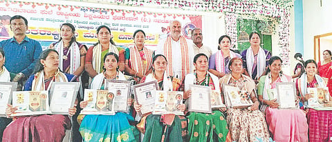 ಅಂತಾರಾಷ್ಟ್ರೀಯ ಮಹಿಳಾ ದಿನಾಚರಣೆ ಅಂಗವಾಗಿ ಪಟ್ಟಣದ ಡಾ.ಅಂಬೇಡ್ಕರ್ ಭವನದಲ್ಲಿ ಸಾವಿತ್ರಿಬಾಯಿ ಫುಲೆ ಶಿಕ್ಷಕಿಯರ ಸಂಘದಿಂದ ಆಯೋಜಿಸಿದ್ದ ಕಾರ್ಯಕ್ರಮದಲ್ಲಿ ವಿವಿಧ ಕ್ಷೇತ್ರದಲ್ಲಿ ಸೇವೆ ಸಲ್ಲಿಸಿದವರನ್ನು ಸನ್ಮಾನಿಸಲಾಯಿತು.