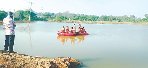 ಮೃತಪಟ್ಟ ವಿದ್ಯಾರ್ಥಿ ರಾಹುಲ್ ಶೆಟ್ಟಣ್ಣನವರ ಶವ ಹುಡುಕಾಟದಲ್ಲಿ ತೊಡಗಿರುವ ಅಗ್ನಿಶಾಮಕದಳ ಸಿಬ್ಬಂದಿ