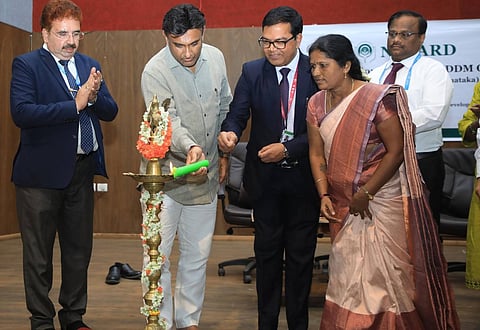 ಚಿಕ್ಕಬಳ್ಳಾಪುರ ಜಿಲ್ಲಾಡಳಿತ ಭವನದಲ್ಲಿ ಕೈಗೊಂಡಿದ್ದ ಕಾರ್ಯಕ್ರಮವನ್ನು ಸಂಸದ ಡಾ ಕೆ.ಸುಧಾಕರ್‌ ಉದ್ಘಾಟಿಸಿದರು.,