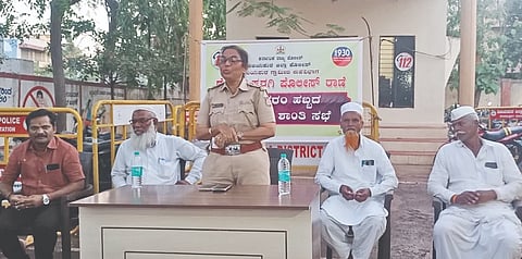  ದೇವರಹಿಪ್ಪರಗಿ ಪೊಲೀಸ್ ಠಾಣೆಯಲ್ಲಿ ಮೊಹರಂ ನಿಮಿತ್ತ ಜರುಗಿದ ಶಾಂತಿ ಸಭೆಯಲ್ಲಿ ಪಿಎಸ್‌ಐ ಪ್ರೇಮಾ ಚೌರ ಮಾತನಾಡಿದರು. ಶಂಕರಗೌಡ ಪಾಟೀಲ, ಮಹಿಬೂಬ ಹುಂಡೇಕಾರ, ಎಂ.ಎಚ್.  ಪಾನಪರೋಷ ಇತರರಿದ್ದರು.