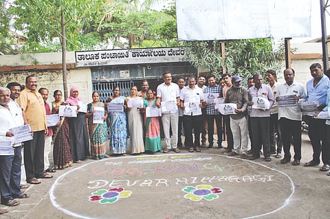 ದೇವರಹಿಪ್ಪರಗಿ ಪಟ್ಟಣದಲ್ಲಿ ಸ್ಥಗಿತಗೊಂಡಿರುವ ಅಂಗವಿಕಲರ ಪಿಂಚಣಿ ಮರು ಚಾಲನೆಗೆ ಆಗ್ರಹಿಸಿ ಅಂಕವಿಕಲರ ಸಂಘಟನೆ ಒಕ್ಕೂಟದಿಂದ ತಹಸೀಲ್ದಾರ್ ನಿಂಗಪ್ಪ ಬಿರಾದಾರಗೆ ಮನವಿ ಸಲ್ಲಿಸಿದರು. ಮುತ್ತುರಾಜ ಸಾತಿಹಾಳ, ಪರಶುರಾಮ ಯಲಗೋಡ, ಸಂಗಪ್ಪ ಸುರಗಿಹಳ್ಳಿ, ಶರಣಗೌಡ ಪಾಟೀಲ, ದ್ಯಾವಪ್ಪ ಪೂಜಾರಿ, ಮೈನುದ್ದಿನ ಮುಜಾವರ, ಚೈತ್ರಾ ನಾವಿ ಇತರರಿದ್ದರು.