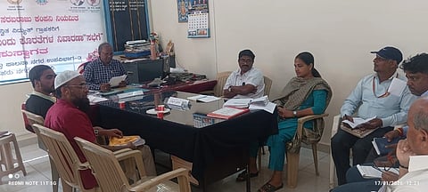 ಬೆಳಗಾವಿಯ ಹೆಸ್ಕಾಂ ಕಚೇರಿಯಲ್ಲಿ ಶನಿವಾರ ಗ್ರಾಹಕರ ಕುಂದುಕೊರತೆಗಳನ್ನು ಸಹಾಯಕ ಕಾರ್ಯನಿರ್ವಾಹಕ ಇಂಜಿನಿಯರ್ ಎ.ಎಂ.ಶಿಂಧೆ ಆಲಿಸಿದರು. 