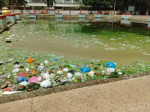 ಬೆಳಗಾವಿಯ ಜಕ್ಕೇರಿ ಹೊಂಡದಲ್ಲಿ ಕಳೆದ ವರ್ಷದ ಮೂರ್ತಿಗಳ ತ್ಯಾಜ್ಯ ತೆರವುಗೊಳಿಸದ ಕಾರಣ ನೀರು ಮಲೀನಗೊಂಡಿರುವುದು.