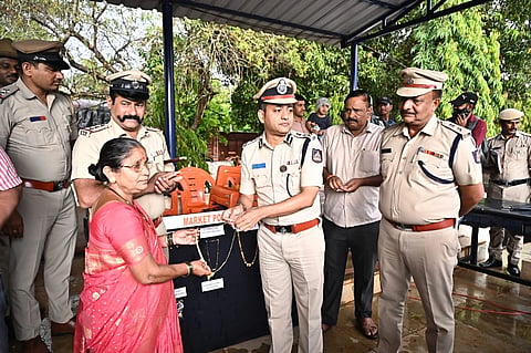 ಬೆಳಗಾವಿಯ ಪೊಲೀಸ್ ಪರೇಡ್ ಮೈದಾನದಲ್ಲಿ ಮಂಗಳವಾರ ವಿವಿಧ ಪ್ರಕರಣಗಳಲ್ಲಿ ವಶಪಡಿಸಿಕೊಳ್ಳಾದ ಸ್ವತ್ತುಗಳನ್ನು ಆಯಾ ಮಾಲೀಕರಿಗೆ ಪೊಲೀಸ ಆಯುಕ್ತ ಭೂಷಣ ಬೋರಸೆ ಸಾಂಕೇತಿಕವಾಗಿ ಹಸ್ತಾಂತರಿಸಿದರು.