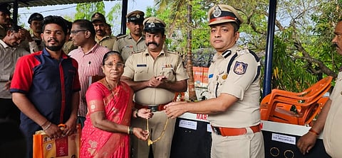 ಬೆಳಗಾವಿಯ ಪೊಲೀಸ್ ಪರೇಡ್ ಮೈದಾನದಲ್ಲಿ ಮಂಗಳವಾರ ವಿವಿಧ ಪ್ರಕರಣಗಳಲ್ಲಿ ವಶಪಡಿಸಿಕೊಳ್ಳಾದ ಸ್ವತ್ತುಗಳನ್ನು ಆಯಾ ಮಾಲೀಕರಿಗೆ ಪೊಲೀಸ್ ಆಯುಕ್ತ ಭೂಷಣ ಬೋರಸೆ ಹಸ್ತಾಂತರಿಸಿದರು.