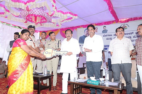   ಬೆಳಗಾವಿಯಲ್ಲಿ ಶುಕ್ರವಾರ ಸಚಿವ ಡಾ.ಜಿ.ಪರಮೇಶ್ವರ ಪೊಲೀಸ್ ಗೃಹ ಯೋಜನೆಯ ಫಲಾನುಭವಿ ಪೊಲೀಸ್ ಕುಟುಂಬಗಳಿಗೆ ಸಾಂಕೇತಿಕವಾಗಿ ಕೀ ವಿತರಿಸಿದರು.