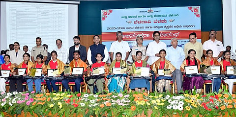 ಬೆಳಗಾವಿಯಲ್ಲಿ ಭಾನುವಾರ ಸಾಧಕ ವಿದ್ಯಾರ್ಥಿಗಳನ್ನು ಸನ್ಮಾನಿಸಲಾಯಿತು. ಸತೀಶ ಜಾರಕಿಹೊಳಿ, ಮಹಾಂತೇಶ ಕೌಜಲಗಿ, ಲಕ್ಷ್ಮಣರಾವ್ ಚಿಂಗಳೆ, ರಾಹುಲ ಶಿಂಧೆ, ಭೂಷಣ ಬೋರಸೆ ಇತರರಿದ್ದರು.
