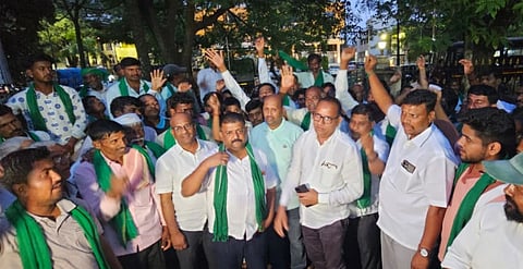 ಬೆಳಗಾವಿ ನೀರಾವರಿ ನಿಗಮದ ಎದುರಿನ ಧರಣಿಯಲ್ಲಿ ಪ್ರಮುಖ ಬೇಡಿಕೆ ಈಡೇರಿದ ಹಿನ್ನೆಲೆ ರೈತರು ಸಂಭ್ರಮಿಸಿದರು. ಬಾಳೇಶ ಮಾವನೂರೆ, ಮಲಗೌಡ ಪಾಟೀಲ, ದಯಾನಂದ ಪಾಟೀಳ, ರಾಯಗೌಡ, ಸಿದ್ಧಲಿಂಗ ಇತರರಿದ್ದರು. 