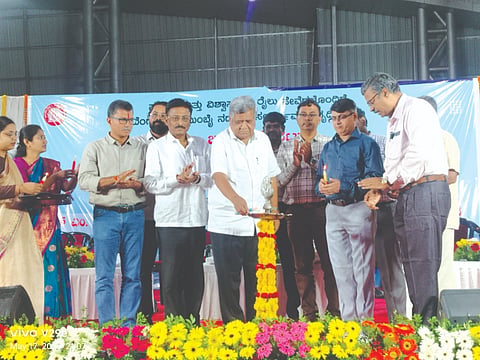 ಬೆಳಗಾವಿ ರೈಲ್ವೆ ನಿಲ್ದಾಣದಲ್ಲಿ ಬೆಂಗಳೂರು&ಮುಂಬೈ ನೂತನ ರೈಲು ಸ್ವಾಗತ ಸಮಾರಂಭವನ್ನು ಸಂಸದ ಜಗದೀಶ ಶೆಟ್ಟರ ಉದ್ಘಾಟಿಸಿದರು. ಹನುಮಂತ ಕೊಂಗಾಲಿ, ಡಾ.ರವಿ ಪಾಟೀಲ, ಪ್ರೇಮಚಂದ ಹರಿಜನ್​, ಚಿದಾನಂದ ದೇಮಶೆಟ್ಟಿ, ಪ್ರೀತಿ ಕಾಮಕರ ಇತರರಿದ್ದರು.