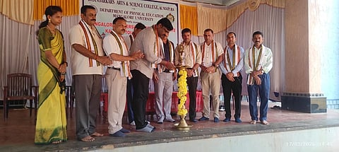 ಕುಂದಾಪುರ ಭಂಡಾರ್ಕಾರ್ಸ್ ಕಾಲೇಜಿನಲ್ಲಿ ಮಂಗಳೂರು ವಿಶ್ವವಿದ್ಯಾಲಯದ ಅಂತರ್ ಕಾಲೇಜು ಪುರುಷರ ಕಬಡ್ಡಿ ಪಂದ್ಯಾಟವನ್ನು ಉದ್ಯಮಿ ಚಂದ್ರೇಶ್ ಶೆಟ್ಟಿ ಉದ್ಘಾಟಿಸಿದರು. ಭಂಡಾರ್ಕಾರ್ಸ್ ಪದವಿ ಕಾಲೇಜಿನ ಪ್ರಾಂಶುಪಾಲ ಡಾ.ಶುಭಕರಾಚಾರಿ, ಮಂಗಳೂರು ವಿಶ್ವವಿದ್ಯಾಲಯದ ದೈಹಿಕ ನಿರ್ದೇಶಕ ಜೆರಾಲ್ಡ್ ಸಂತೋಷ್ ಡಿಸೋಜ, ಬೆಂಗಳೂರಿನ ಲೆಕ್ಕಪರಿಶೋಧಕ ರಾಘವೇಂದ್ರ ಶೆಟ್ಟಿ, ಪಿಡಿಒ ಹರೀಶ್ ಕುಮಾರ್ ಶೆಟ್ಟಿ ಇದ್ದರು.