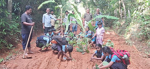  ಸೌಕೂರು- ಕೆತ್ತೆಮಕ್ಕಿ ರಸ್ತೆಯ ದುಸ್ಥಿತಿ ಖಂಡಿಸಿ ಸ್ಥಳೀಯರು ಹಾಗೂ ವಿದ್ಯಾರ್ಥಿಗಳು ರಸ್ತೆಯ ಕೆಸರುಮಯ ಭಾಗದಲ್ಲಿ ಸಸಿ ಮತ್ತು ಬಾಳೆಗಿಡ ನೆಟ್ಟು ಪ್ರತಿಭಟನೆ ನಡೆಸಿದರು.   