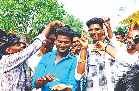 ಯಾದಗಿರಿ ಜಿಲ್ಲೆ ಗುರುಮಠಕಲ್ ತಾಲೂಕಿನ ಕಂದಕೂರ ಗ್ರಾಮದ ಬೆಟ್ಟದಲ್ಲಿ ಸೋಮವಾರ ನಾಗರಪಂಚಮಿ ನಿಮಿತ್ತ ನಡೆದ ಕೊಂಡಮ್ಮಾಯಿ ಜಾತ್ರೆಯಲ್ಲಿ ಜೀವಂತ ಚೇಳುಗಳನ್ನು ಹಿಡಿದು ಖುಷಿಪಟ್ಟ ಭಕ್ತರು.