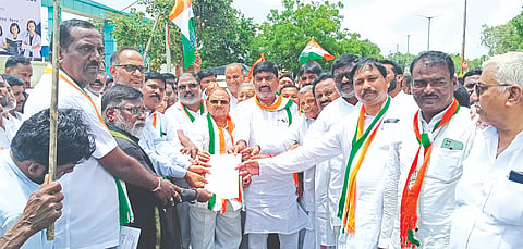 ಗುರುಮಠಕಲ್ ಪಟ್ಟಣದ ಬಸವೇಶ್ವರ ವೃತ್ತದಲ್ಲಿ ಹಮ್ಮಿಕೊಂಡ ಪ್ರತಿಭಟನೆಯಲ್ಲಿ ಮಾಜಿ ಸಚಿವ, ನಿಜಶರಣ ಅಂಬಿಗರ ಚೌಡಯ್ಯ ನಿಗಮ ಅಧ್ಯಕ್ಷ ಬಾಬುರಾವ್ ಚಿಂಚನಸೂರ ಮಾತನಡಿದರು. ರಾಜಗೋಪಾಲ್, ಶ್ರೇಣಿಕುಮಾರ ಧೋಕಾ, ಕೃಷ್ಣ ಚಾಪೆಟ್ಲಾ, ನಿರಂಜನ ರೆಡ್ಡಿ, ಲಕ್ಷ್ಮೀಕಾಂತರೆಡ್ಡಿ ಪಲ್ಲಾ, ಬಸವರಾಜಪ್ಪ ಬಾಗ್ಲಿ, ಖಾಜಾ ಮೈನೋದ್ದೀನ್, ವಿಜಯ ನೀರೆಟಿ ಇತರರಿದ್ದರು.