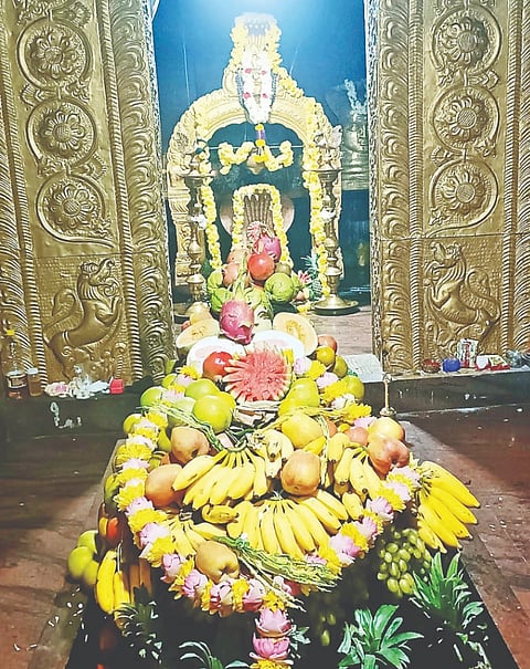 ಹೆಬ್ಬೆಟ್ಟದ ಬಸವೇಶ್ವರ ಸ್ವಾಮಿಗೆ ಹಣ್ಣಿನ ಅಲಂಕಾರ ಮಾಡಿರುವುದು