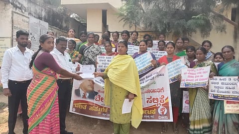 ಎಚ್.ಬಸಾಪುರ ಗ್ರಾಮ ಪಂಚಾಯಿತಿ ಕಚೇರಿ ಎದುರು ವಿವಿಧ ಬೇಡಿಕೆಗಳ ಈಡೇರಿಕೆಗೆ ಒತ್ತಾಯಿಸಿ ದಲಿತ ಹಕ್ಕುಗಳ ಸಮಿತಿಯಿಂದ ಮನವಿ ಸಲ್ಲಿಸಲಾಯಿತು.