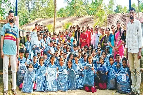 ಹೊಸನಗರ ತಾಲೂಕಿನ ವಾರಂಬಳ್ಳಿ ಸರ್ಕಾರಿ ಶಾಲೆ ವಿದ್ಯಾರ್ಥಿಗಳಿಗೆ ಕಲಿಕಾ ಸಾಮಗ್ರಿ ವಿತರಿಸಲಾಯಿತು. ವಿನಾಯಕ ಪ್ರಭು, ಪ್ರಕಾಶ್ ಗೊರದಳ್ಳಿ, ನಾಗರಾಜ್ ಆಚಾರ್ ಇತರರಿದ್ದರು.