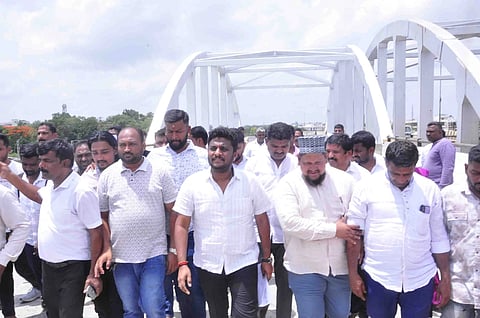 ಹಾಸನದ ಎನ್.ಆರ್.ವೃತ್ತದ ಬಳಿ ರೈಲ್ವೆ ಮೇಲ್ಸೇತುವೆ ಕಾಮಗಾರಿ ನಡೆಯುತ್ತಿರುವ ಸ್ಥಳಕ್ಕೆ ಅಧಿಕಾರಿಗಳು ಹಾಗೂ ಗುತ್ತಿಗೆದಾರರೊಂದಿಗೆ ಸಂಸದ ಶ್ರೇಯಸ್ ಪಟೇಲ್ ಭೇಟಿ ನೀಡಿ ಪರಿಶೀಲನೆ ನಡೆಸಿದರು. ಯೂತ್ ಕಾಂಗ್ರೆಸ್ ಜಿಲ್ಲಾಧ್ಯಕ್ಷ ರಂಜಿತ್ ಗೊರೂರು, ಕಾಂಗ್ರೆಸ್ ಮುಖಂಡರಾದ ತಾರಾಚಂದನ್, ರಘು ದಾಸರಕೊಪ್ಪಲು, ಇಸ್ಮಾಯಿಲ್, ರಾಮಚಂದ್ರ, ವೆಂಕಟೇಗೌಡ ಇತರರಿದ್ದರು.