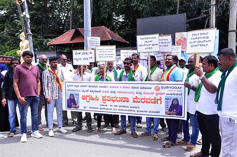 ಜನರನ್ನು ವಂಚಿಸಿರುವ  ಹಾಸನದ ಖಾಸಗಿ ಸ್ಮಾಲ್ ಫೈನಾನ್ಸ್ ಬ್ಯಾಂಕ್‌ನ ಮಾಜಿ ಮ್ಯಾನೇಜರ್ ಅವರನ್ನು ಬಂಧಿಸುವಂತೆ ಜಿಲ್ಲಾ ಪೊಲೀಸ್ ವರಿಷ್ಠಾಧಿಕಾರಿ ಶುಭನ್ವಿತಾ ಅವರಿಗೆ ಸಂತ್ರಸ್ತರು ದೂರು ಸಲ್ಲಿಸಿದರು. ವಿಶ್ವಾಸ್, ಶ್ರೀಧರ್, ಉಮೇಶ್, ಧರ್ಮನಾಯಕ್, ಚಂದ್ರೇಗೌಡ, ಯೋಗೀಶ್, ಶ್ರೀನಿವಾಸ್, ಗೀತಾ, ವಿನಯ್ ಇದ್ದರು. 