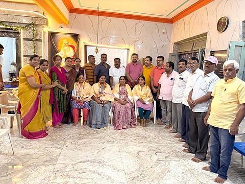  ಹಾಸನ ನಗರದ ಶ್ರೀ ಬಸವೇಶ್ವರ ದೇವಾಲಯದ ಆವರಣದಲ್ಲಿ ಸದಸ್ಯತ್ವ ನೋಂದಣಿ ಅಭಿಯಾನಕ್ಕೆ ಚಾಲನೆ ನೀಡಲಾಯಿತು. ಕಟ್ಟಾಯ ಶಿವಕುಮಾರ್, ಟಿ.ಪಿ.ನಾಗರಾಜ್, ಲೀಲಾ ಧರ್ಮಪ್ಪ, ಎಚ್.ವಿ. ಹೇಮಂತ್ ಕುಮಾರ್, ಶೆಟ್ಟಿಹಳ್ಳಿ ಧರ್ಮ ಇತರರಿದ್ದರು.