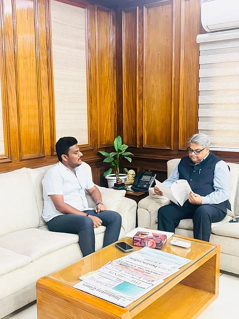  ಹಾಸನ ಜಿಲ್ಲೆಯಲ್ಲಿ ಮೆಕ್ಕೆಜೋಳಕ್ಕೆ ಬಿಳಿಸುಳಿ ರೋಗ ಕಾಣಿಸಿಕೊಂಡಿದ್ದು, ಕೂಡಲೇ ಮಧ್ಯ ಪ್ರವೇಶ ಮಾಡಬೇಕೆಂದು ಸಂಸದ ಶ್ರೇಯಸ್ ಎಂ.ಪಟೇಲ್ ಅವರು ಕೇಂದ್ರ ಕೃಷಿ ಮತ್ತು ರೈತ ಕಲ್ಯಾಣ ಇಲಾಖೆ ಕಾರ್ಯದರ್ಶಿ ಅತೀಶ್ ಚಂದ್ರ ಅವರಿಗೆ ಗುರುವಾರ ಮನವಿ ಸಲ್ಲಿಸಿದರು.