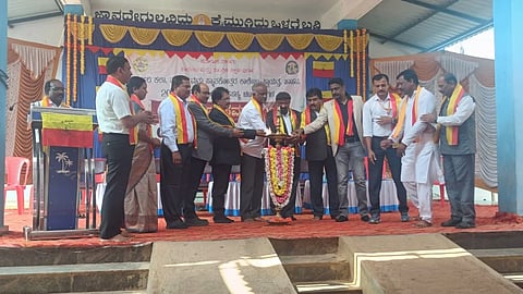 ಹಾಸನ ನಗರದ ಸರ್ಕಾರಿ ಕಲಾ, ವಾಣಿಜ್ಯ ಮತ್ತು ಸ್ನಾತಕೋತ್ತರ ಕಾಲೇಜಿನಲ್ಲಿ ಇತ್ತೀಚೆಗೆ ಹಮ್ಮಿಕೊಂಡಿದ್ದ ಸಹಪಠ್ಯ ಚಟುವಟಿಕೆಗಳ ಉದ್ಘಾಟನಾ ಸಮಾರಂಭವನ್ನು ಗಣ್ಯರು ಉದ್ಘಾಟಿಸಿದರು. ಎಚ್.ಎಲ್.ಮಲ್ಲೇಶಗೌಡ, ಟಿ.ಆರ್.ಲೋಕೇಶ್, ಎಂ.ಬಿ. ಇರ್ಷಾದ್, ಎಚ್.ಎಸ್.ಬಸವೇಗೌಡ ಇತರರಿದ್ದರು
