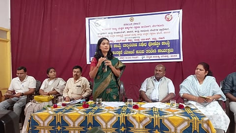 ಬಾಲ್ಯ ನ್ಯಾಯ, ಪೋಕ್ಸೋ ಹಾಗೂ ಮಕ್ಕಳ ಸಂರಕ್ಷಣಾ ಯೋಜನೆ ಕುರಿತು ಬುಧವಾರ ಜಿಲ್ಲಾ ಕನ್ನಡ ಸಾಹಿತ್ಯ ಪರಿಷತ್ ಭವನದಲ್ಲಿ ಏರ್ಪಡಿಸಿದ್ದ ತರಬೇತಿ ಕಾರ್ಯಕ್ರಮದಲ್ಲಿ ಡಿಸಿ ಲತಾ ಕುಮಾರಿ ಮಾತನಾಡಿದರು. ಚಂದ್ರಮೌಳಿ, ವೆಂಕಟೇಶ್, ಕೆ.ಆರ್.ಅನುಪಮಾ, ಕೆ.ಜಿ.ದಿಲೀಪ್, ಕಾಂತರಾಜ್ ಇತರರು ಇದ್ದರು.