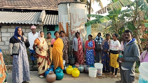 ಬೇಸಿಗೆ ಆರಂಭಕ್ಕೂ ಮುನ್ನವೇ ತಾಲೂಕಿನ ಹರಿಹರಪುರ ಗ್ರಾಮದಲ್ಲಿ ಕುಡಿಯುವ ನೀರಿಗೆ ಹಾಹಾಕಾರ ಉಂಟಾಗಿದೆ.
