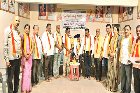ಕಡೂರಲ್ಲಿ ಕಸಾಪ ಏರ್ಪಡಿಸಿದ್ದ ಶ್ರಾವಣ ಸಂಜೆಯ ಕಾರ್ಯಕ್ರಮವನ್ನು ಕಸಾಪ ಗೌರವಾಧ್ಯಕ್ಷ ಬಿ.ಶಿವಕುಮಾರ್ ಉದ್ಘಾಟಿಸಿದರು.  