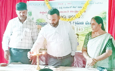 ಕಿಕ್ಕೇರಿಯಲ್ಲಿ ಗ್ರಾಮ ಪಂಚಾಯಿತಿ ಗ್ರಂಥಾಲಯ ಹಾಗೂ ಅರಿವು ಕೇಂದ್ರದಿಂದ ಶುಕ್ರವಾರ ಆರಂಭವಾದ ಮಕ್ಕಳ ಅಕ್ಕರೆಯ ಬೇಸಿಗೆ ಶಿಬಿರಕ್ಕೆ ನೋಡಲ್ ಅಧಿಕಾರಿ ಬಿ.ಪಿ. ರಾಕೇಶ್ ಚಾಲನೆ ನೀಡಿದರು. ಚಲುವರಾಜು, ಮಮತಾ ಮತ್ತಿತರರಿದ್ದರು. 