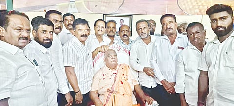 ಕಿಕ್ಕೇರಿಗೆ ಶುಕ್ರವಾರ ಆಗಮಿಸಿದ್ದ ಕೋಡಿಮಠದ ಶಿವಾನಂದ ಶಿವಯೋಗಿ ರಾಜೇಂದ್ರ ಸ್ವಾಮೀಜಿ ಆಗಮಿಸಿದ್ದ ವೇಳೆ ಸದ್ಭಕ್ತರು ಶ್ರೀಗಳಿಗೆ ಗೌರವ ಸಮರ್ಪಣೆ ನೀಡಿದರು. ಸುರೇಶ್, ಅರುಣಕುಮಾರ್, ಬಳ್ಳೇಕೆರೆ ಮಂಜುನಾಥ್, ಚಂದ್ರು, ಜಾಣೇಗೌಡ, ಈರಪ್ಪ, ಹರೀಶ್ ಮತ್ತಿತರರಿದ್ದರು. 
